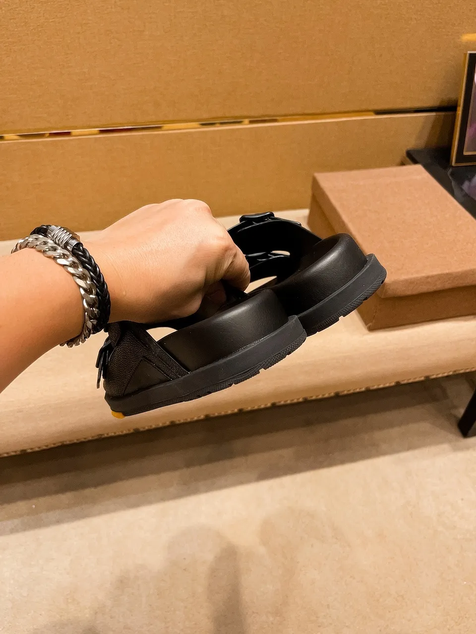 Men's shoes 💰 380 💰 New model on the market 🔥 [LV 🔥 Slippers] High-end 1:1 mold customization of first-layer cowhide, original upgraded version of the outsole, lighter and non-slip. The market's top quality, fashionable and trendy, versatile and popular, simple yet tasteful, a must-have for fashionistas, exuding a fashionable and casual atmosphere, fashion is at your feet, full of confidence, the same style at the counter 👍The season of spring and summer slippers is here, they are super beautiful to wear, 38-44, multiple colors available🔥